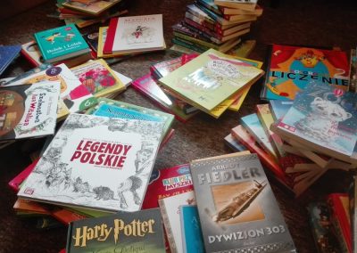 Piękne, kolorowe książki podarowane w ramach akcji "Polska Paczka na Wschód"